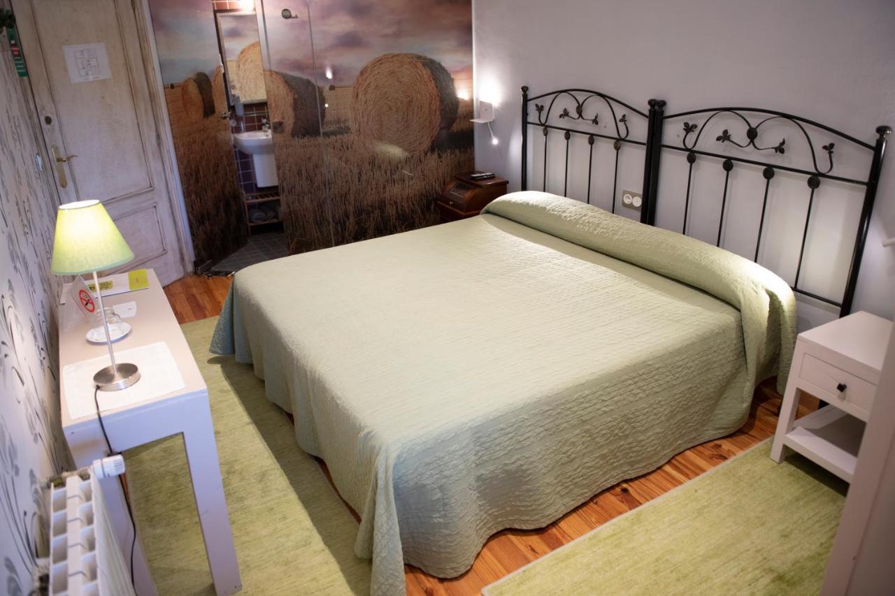 Hostal Rural Txapi Txuri Logis Hotels Murillo el Fruto Ngoại thất bức ảnh